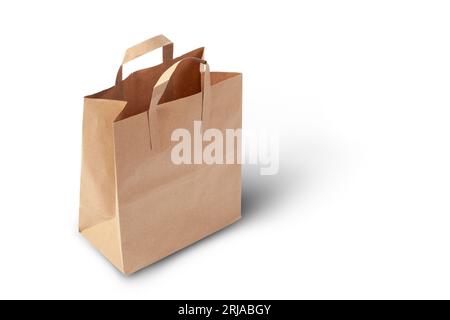 Sacchetto di carta vuoto aperto su uno sfondo bianco isolato con spazio per ombre e copie Foto Stock