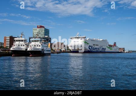 Kieler Hafen Spätnachmittag Blick von der Bahnhofsbrücke mit Schiffen am Schwedenkai Foto Stock