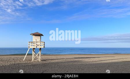 cabina bagnino su una spiaggia mediterranea Foto Stock
