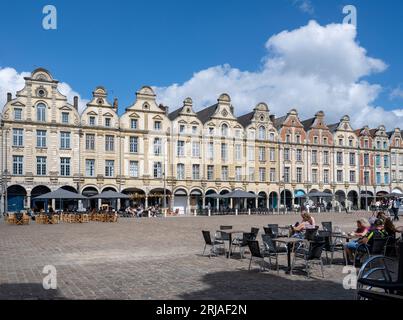 Place des Heros, nel centro di Arras, Francia settentrionale, UE. Foto Stock