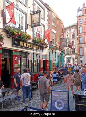 Crowds at the White Star Pub, 2-4 Rainford Gardens, Cavern Quarter, Liverpool , Merseyside, INGHILTERRA, REGNO UNITO, L2 6PT Foto Stock