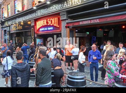 Folle che si divertono con il bar Rubber Soul Beatles, Mathew Street, Cavern Quarter, Liverpool, Merseyside, INGHILTERRA, REGNO UNITO, L2 6RE Foto Stock