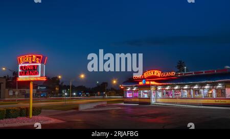 ROYAL OAK, mi/USA - 20 AGOSTO 2023: Sentieri leggeri accanto all'iconica insegna neon di Nicky D's Coney Island, percorso Woodward Dream Cruise, durante la settimana Dream Cruise. Foto Stock