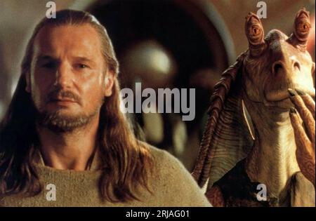 STAR WARS: EPISODIO i - THE PHANTOM MENACE 1999 film della 20th Century Fox con Liam Neeson a sinistra e Ahmed Best nel ruolo di Jar Jar Binks Foto Stock