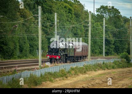 La Scots Guardsman si dirige a nord sulla linea principale della West Coast a Winwick come motore leggero con carrozza di supporto. Foto Stock