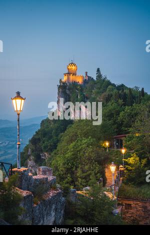 Paesaggio urbano di San Marino, fortezza di Guaita sulla cima del monte Titano, Repubblica di San Marino Foto Stock