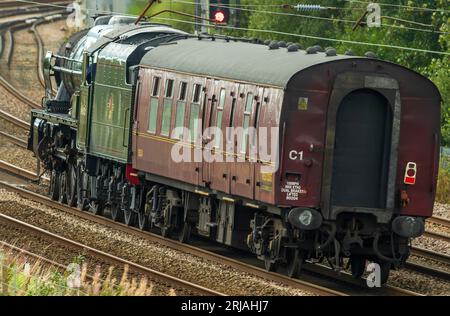 La Scots Guardsman si dirige a nord sulla linea principale della West Coast a Winwick come motore leggero con carrozza di supporto. Foto Stock