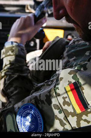 MALI, Gao, MINUSMA missione di mantenimento della pace delle Nazioni Unite, Camp Castor, Bundeswehr dell'esercito tedesco, logo ONU e bandiera tedesca / MALI, Gao, missione ONU MINUSMA, Multidimensionale Integrierte Stabilisierungsmission der Vereinten Nationen in Mali, CASTOR der Bundeswehr, uno Logo und deutsche Flagge un Uniform Foto Stock