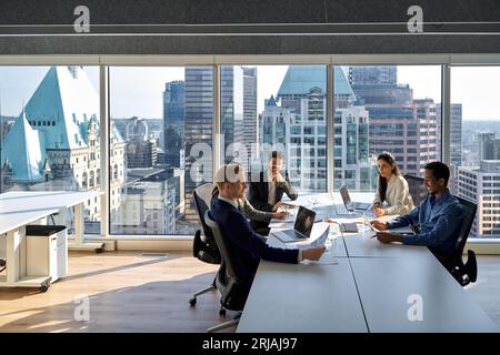 I dirigenti internazionali impegnati lavorano in team nella sala riunioni. Foto Stock