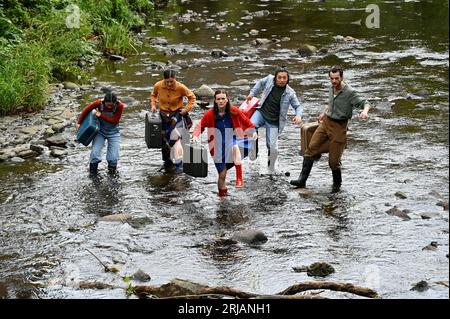 Edimburgo, Scozia, Regno Unito. 22 agosto 2023. Edinburgh Fringe: Home, lo spettacolo mette in evidenza la crisi climatica e come le inondazioni stanno colpendo i Fens nell'East Anglia. Cast di membri con oggetti di scena in The Water of Leith al Dean Village. Spettacolo al Pleasance Courtyard. Didascalia creata in parte dal comunicato stampa ufficiale. Credit Craig Brown/Alamy Live News Foto Stock