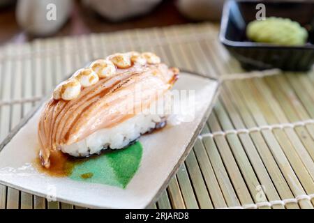 Cucina tradizionale giapponese, sushi salmone Mayo su piatto giapponese Foto Stock