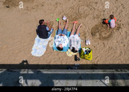 I turisti si rilassano sulla spiaggia di Towan a Newquay, in Cornovaglia, nel Regno Unito. Foto Stock