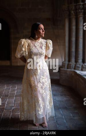 Ritratto della talentuosa cantautrice spagnola Valeria Castro nel monastero di Veruela, Saragozza, Spagna Foto Stock