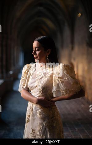 Ritratto della talentuosa cantautrice spagnola Valeria Castro nel monastero di Veruela, Saragozza, Spagna Foto Stock