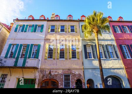 Tipiche case storiche colorate nel quartiere francese di Charleston, Carolina del Sud, Stati Uniti d'America Foto Stock