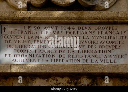 Iscrizione commemorativa della liberazione di Aix-en-Provence nell'agosto 1944 in Francia. Sulla Torre dell'Orologio o Tour de l'Horloge in Place de l'Hôtel de Ville ad Aix. Foto Stock