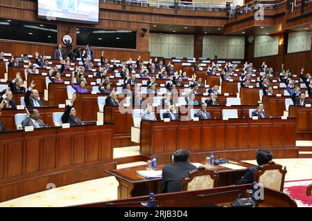 (230822) -- PHNOM PENH, 22 agosto 2023 (Xinhua) -- l'Assemblea nazionale cambogiana conduce una votazione durante una sessione a Phnom Penh, Cambogia, il 22 agosto 2023. L'Assemblea nazionale cambogiana martedì ha confermato Hun Manet come nuovo primo ministro per un mandato di cinque anni dopo che il suo partito al governo del Partito Popolare cambogiano (CPP) ha ottenuto una vittoria schiacciante nelle elezioni generali del 23 luglio, secondo la televisione nazionale cambogiana (TVK) gestita dallo stato. Crediti: Xinhua/Alamy Live News Foto Stock