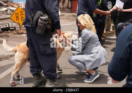 Lahaina, Stati Uniti. 21 agosto 2023. Il presidente Joe Biden, accompagnato da sua moglie, la first lady Jill Biden, esamina i danni causati dagli incendi sull'isola hawaiana di Maui lunedì 21 agosto 2023, a Lahaina, Hawaii. Biden ha promesso il sostegno del governo durante l'intero processo di recupero. Foto di Dominick del Vecchio/FEMA/UPI Credit: UPI/Alamy Live News Foto Stock