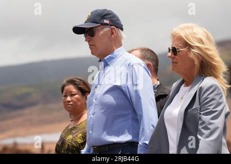 Lahaina, Stati Uniti. 21 agosto 2023. Il presidente Joe Biden, accompagnato da sua moglie, la first lady Jill Biden, esamina i danni causati dagli incendi sull'isola hawaiana di Maui lunedì 21 agosto 2023, a Lahaina, Hawaii. Biden ha promesso il sostegno del governo durante l'intero processo di recupero. Foto di Dominick del Vecchio/FEMA/UPI Credit: UPI/Alamy Live News Foto Stock