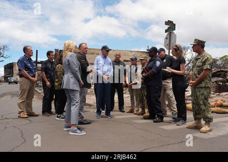 Lahaina, Stati Uniti. 21 agosto 2023. Il presidente Joe Biden, accompagnato da sua moglie, la first lady Jill Biden, esamina i danni causati dagli incendi sull'isola hawaiana di Maui lunedì 21 agosto 2023, a Lahaina, Hawaii. Biden ha promesso il sostegno del governo durante l'intero processo di recupero. Foto di Dominick del Vecchio/FEMA/UPI Credit: UPI/Alamy Live News Foto Stock