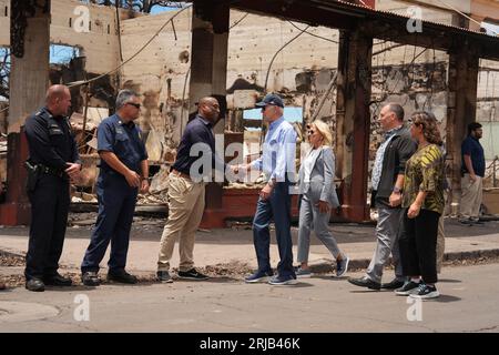 Lahaina, Stati Uniti. 21 agosto 2023. Il presidente Joe Biden, accompagnato da sua moglie, la first lady Jill Biden, esamina i danni causati dagli incendi sull'isola hawaiana di Maui lunedì 21 agosto 2023, a Lahaina, Hawaii. Biden ha promesso il sostegno del governo durante l'intero processo di recupero. Foto di Dominick del Vecchio/FEMA/UPI Credit: UPI/Alamy Live News Foto Stock