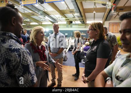 Lahaina, Stati Uniti. 21 agosto 2023. Il presidente Joe Biden, accompagnato da sua moglie, la first lady Jill Biden, esamina i danni causati dagli incendi sull'isola hawaiana di Maui lunedì 21 agosto 2023, a Lahaina, Hawaii. Biden ha promesso il sostegno del governo durante l'intero processo di recupero. Foto di Dominick del Vecchio/FEMA/UPI Credit: UPI/Alamy Live News Foto Stock