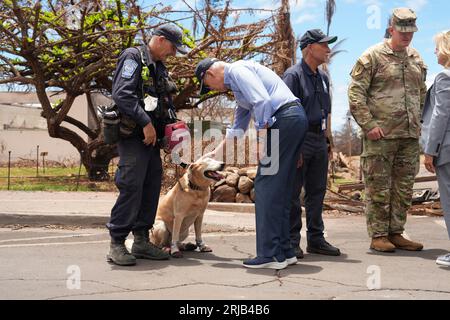 Lahaina, Stati Uniti. 21 agosto 2023. Il presidente Joe Biden, accompagnato da sua moglie, la first lady Jill Biden, esamina i danni causati dagli incendi sull'isola hawaiana di Maui lunedì 21 agosto 2023, a Lahaina, Hawaii. Biden ha promesso il sostegno del governo durante l'intero processo di recupero. Foto di Dominick del Vecchio/FEMA/UPI Credit: UPI/Alamy Live News Foto Stock