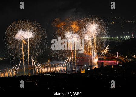 Giorno commemorativo del re di Santo Stefano, giorno di celebrazione del pane nuovo e celebrazione della fondazione dello stato ungherese. Fuochi d'artificio a Budapest Foto Stock