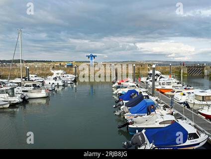 Porto marittimo di Porthcawl con yacht e barche ormeggiati contro i pontili in una soleggiata serata estiva sulla costa del Galles meridionale Foto Stock