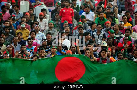 Tifosi bengalesi durante la semifinale della Banglabandhu Gold Cup tra Bangladesh e Thailandia allo stadio nazionale di Bangabandhu, Dacca, Foto Stock