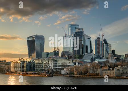 La Three Quays Walk e la Torre di Londra sono nanificate dagli alti grattacieli che fiancheggiano il Tamigi nella City di Londra. Foto Stock