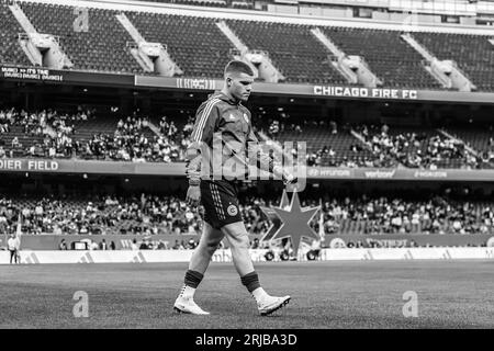 Chris Mueller n. 8 dei Chicago Fire camminando verso la linea laterale prima di un Chicago Fire match al Soldier Field di Chicago il 20 maggio 2023. Foto Stock