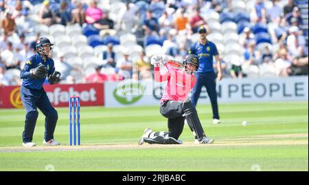 Hove UK 22 agosto 2023 - Tom Haines del Sussex Sharks viene licenziato LBW per 55 corse al bowling di Jake Lintott del Warwickshire visto dal wicketkeeper Kai Smith durante la loro partita di cricket One Day Cup al 1st Central County Ground di Hove : Credit Simon Dack /TPI/ Alamy Live News Foto Stock