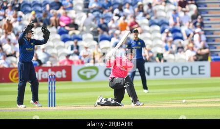 Hove UK 22 agosto 2023 - Tom Haines del Sussex Sharks viene licenziato LBW per 55 corse al bowling di Jake Lintott del Warwickshire visto dal wicketkeeper Kai Smith durante la loro partita di cricket One Day Cup al 1st Central County Ground di Hove : Credit Simon Dack /TPI/ Alamy Live News Foto Stock