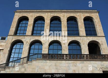 Una vista sul palazzo Arengario nel centro di Milano, Italia. Foto Stock