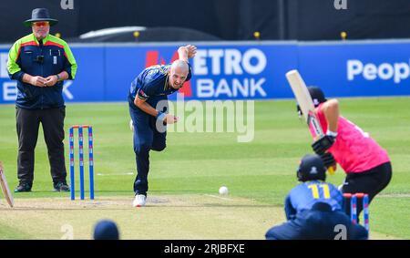 Hove UK 22 agosto 2023 - Oliver Shannon-Dalby bowling per Warwickshire contro i Sussex Sharks durante la loro partita di cricket One Day Cup al 1st Central County Ground di Hove : Credit Simon Dack /TPI/ Alamy Live News Foto Stock