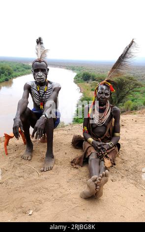 Karo coppia con il fiume Omo sullo sfondo. Villaggio di Karo, Valle di Omo, zona di Debub Omo, Etiopia. Foto Stock