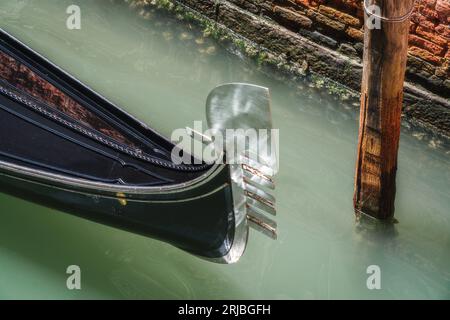 Vista ravvicinata della gondola sul canale di Venezia Foto Stock