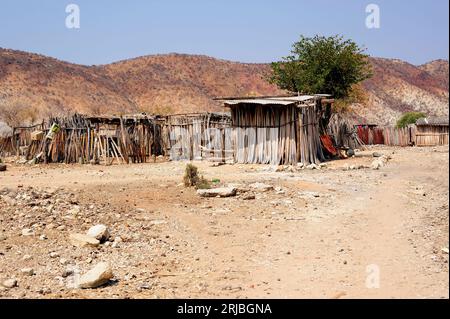 Villaggio di Himba nella regione di Kunene vicino alle cascate di Epupa. Kaokoland, Namibia. Foto Stock