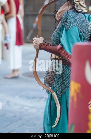 Donna vestita da arciere siriano, come parte dei reggimenti ausiliari romani. Rievocazione storica Foto Stock