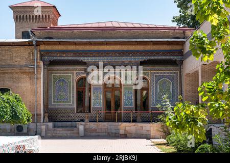 Tashkent, Uzbekistan-11 agosto 2023: Porta d'ingresso decorata di un museo di arti applicate a Tashkent, la capitale dell'Uzbekistan durante una giornata estiva Foto Stock