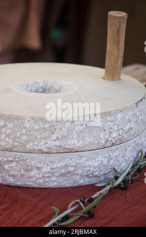 Mulino a mano in pietra o mola manuaria, mulino portatile utilizzato nell'antica epoca romana Foto Stock