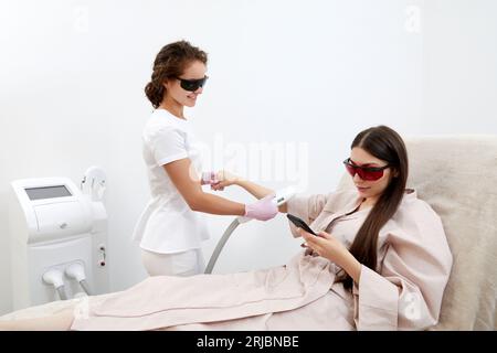 Cura delle mani moderna: Depilazione laser Foto Stock