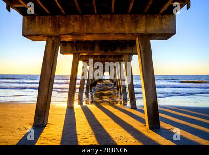 Tybee Island, Beach Pier Sunrise Savannah, Georgia, Stati Uniti d'America Foto Stock