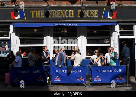 Bevitori pomeridiani, godendosi il sole all'aperto, The French House Pub, 49 Dean Street, Londra, Regno Unito. 26 maggio 2023 Foto Stock