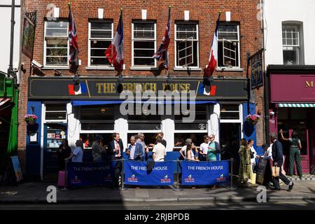 Bevitori pomeridiani, godendosi il sole all'aperto, The French House Pub, 49 Dean Street, Londra, Regno Unito. 26 maggio 2023 Foto Stock