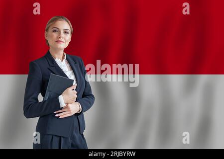Donna d'affari indonesiana sulla bandiera del nomade digitale indonesiano, business, concetto di startup Foto Stock