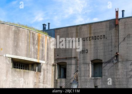 Westbeemster, Paesi Bassi-aprile 2022: Primo piano di parte di Fort Spijkerboor, il forte più importante della linea di difesa (o stelling) di Amsterdam Foto Stock