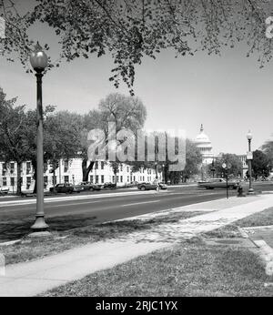 1960, storicai, vista a distanza del Campidoglio di Washington DC, USA e della sua famosa cupola. Sede del Congresso degli Stati Uniti, il marchio legislativo del governo federale, è uno dei tre principali edifici governativi della capitale degli Stati Uniti, insieme alla Casa Bianca e alla Corte Suprema. Foto Stock