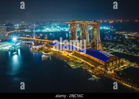 10 agosto 2018: Scenario di singapore vicino alla baia marina con famosi edifici simbolo come la sabbia, il museo artscience e il Singapore Flyer. E' vero Foto Stock